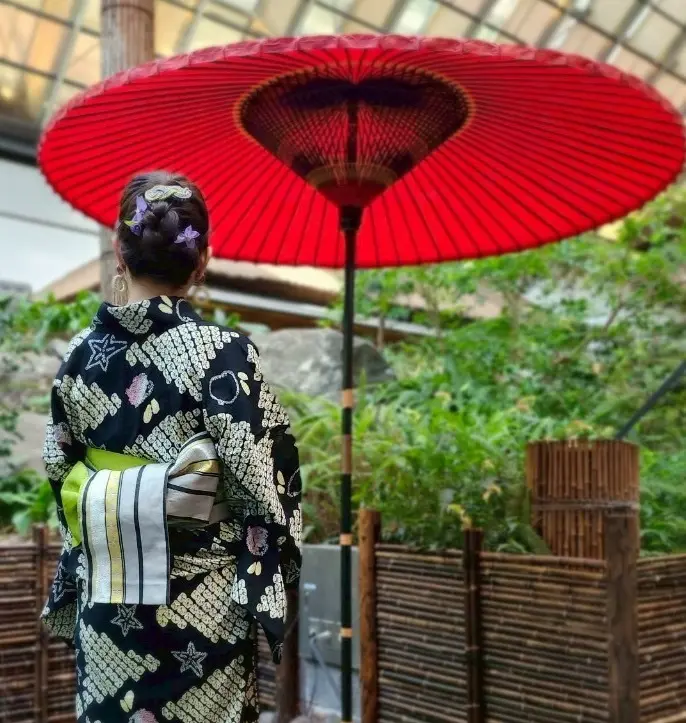 雅叙園の赤い番傘と浴衣姿の女性。