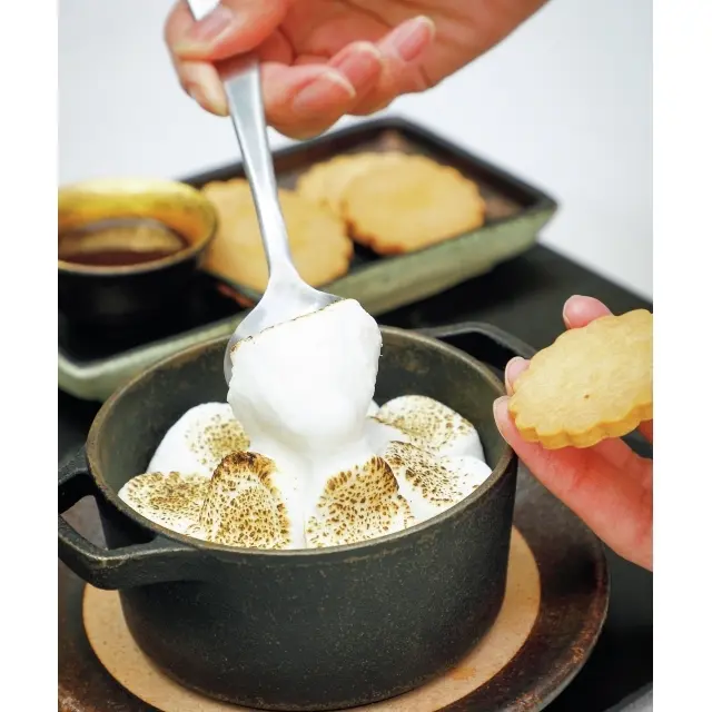 デザートにはあつあつのマシュマロをクッキーに挟むスモアを