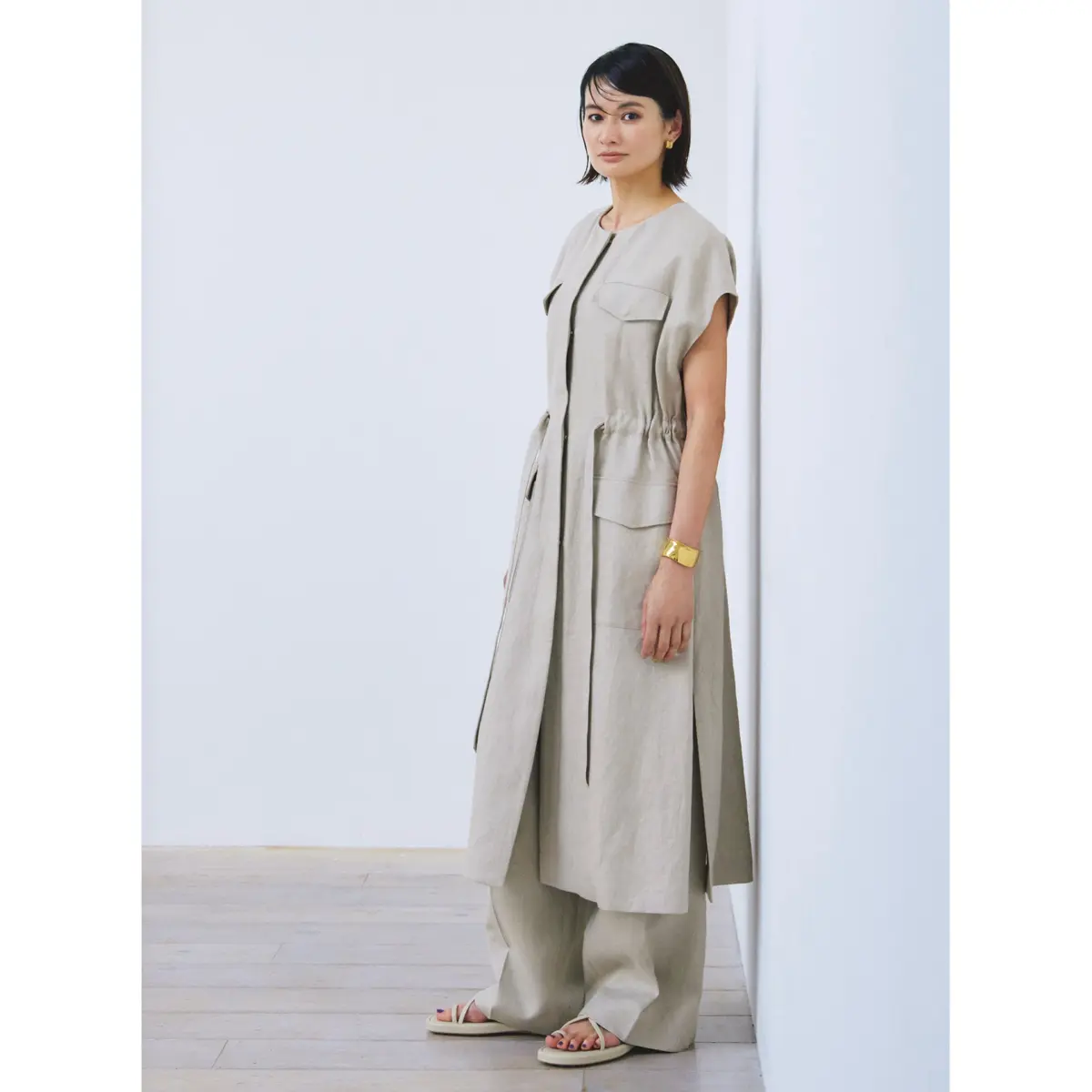ライトベージュロングジレに同素材のパンツを合わせたコーディネート　モデル・渡辺佳子