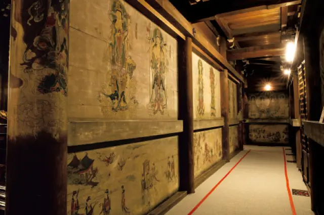観音堂須弥壇裏の壁画も必見