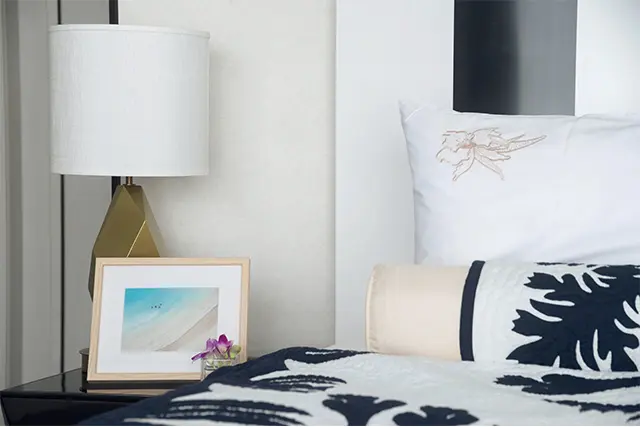 ハワイアンキルトのベッドカバ  ーも気分を盛り上げる