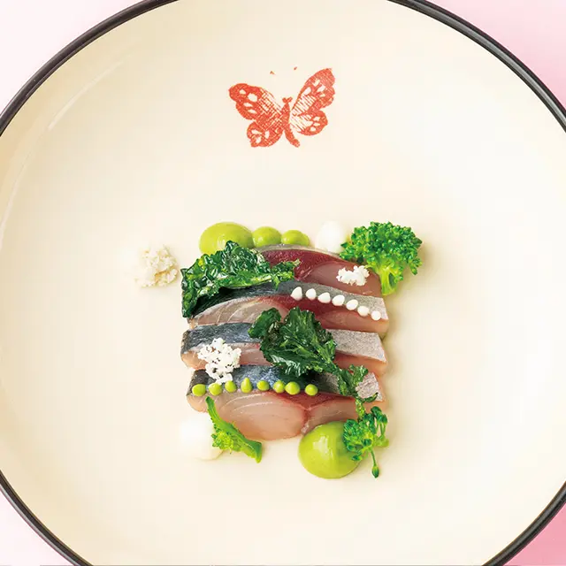 バタフライのモチーフがデザインされた器には「サバ ナポリから東京へ」。