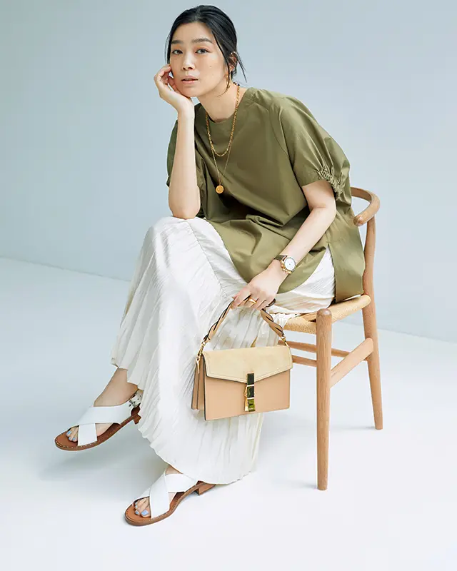 【白サンダル】旬のニュアンスカラーがくすまず軽やかに着られる