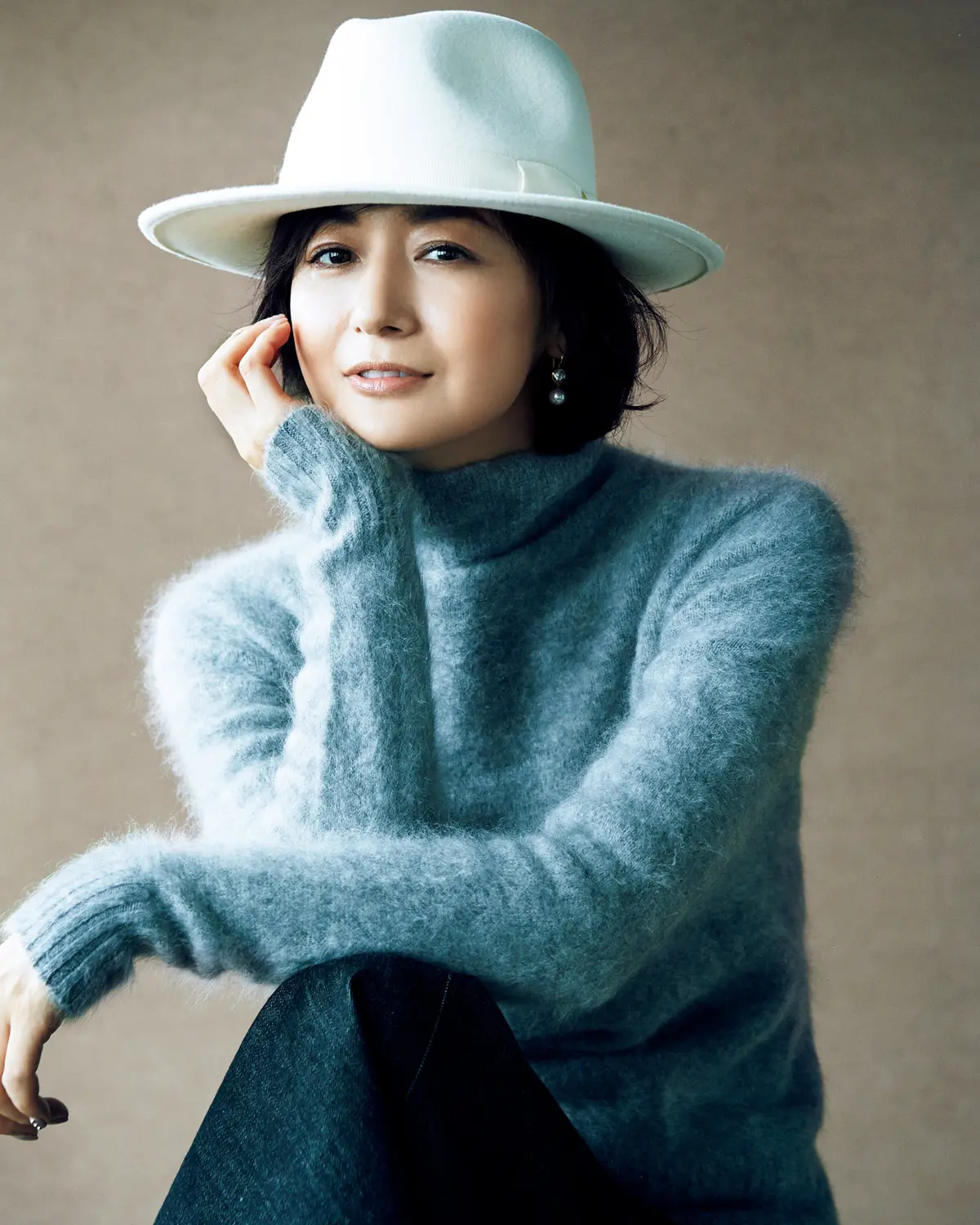 富岡佳子が着こなす「品格グレー」 五選の画像_1