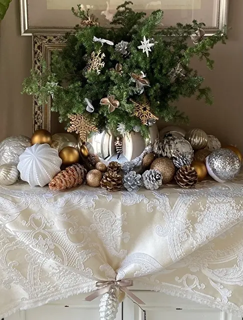 廊下のコンソールの上にディスプレイ