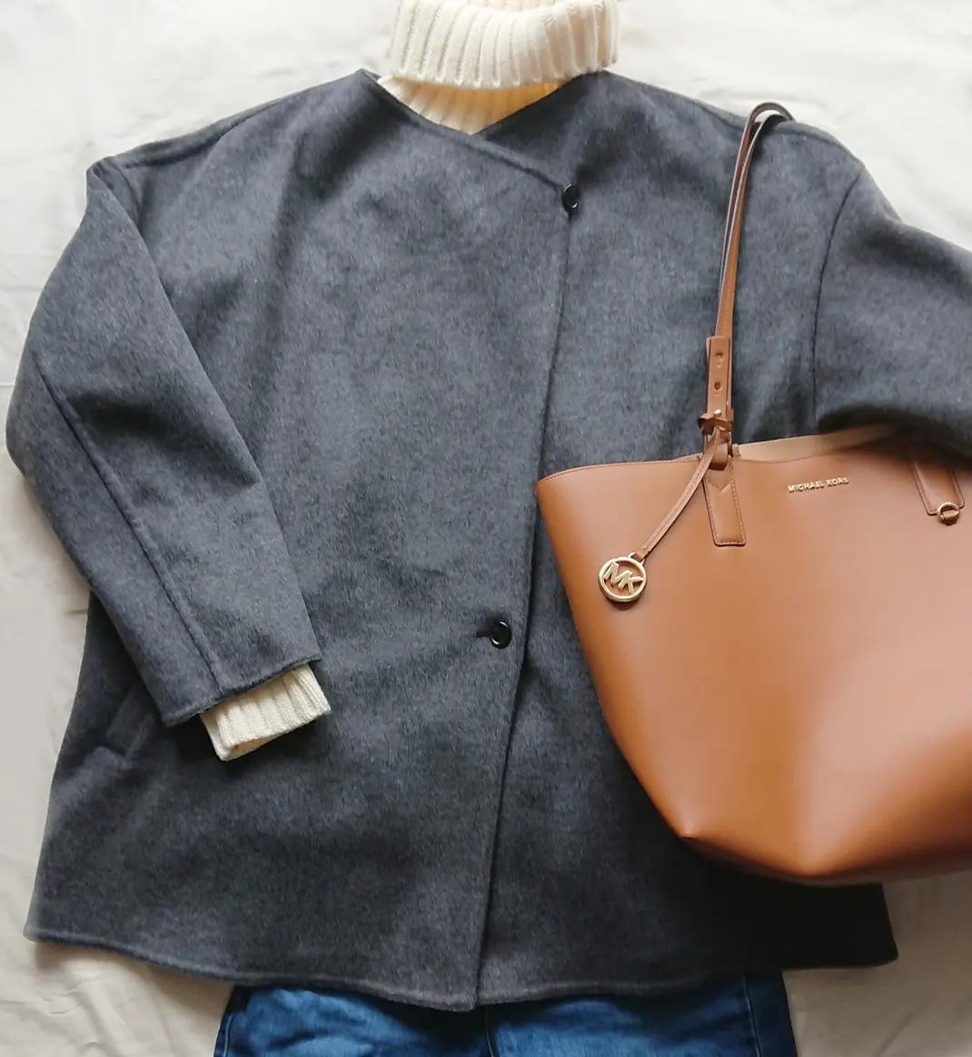 グレーコート  タートルニット   トートバッグ   デニム