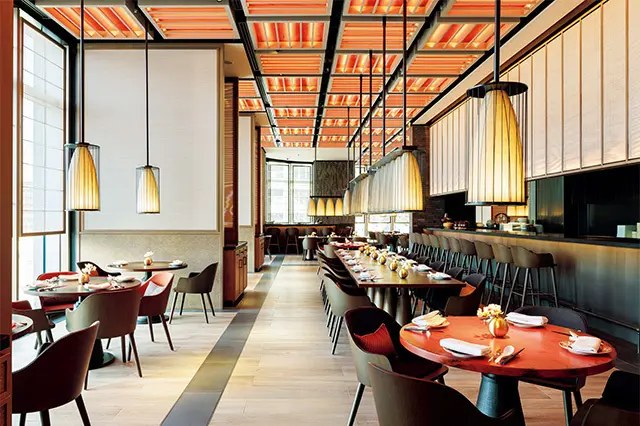 中国各地の料理を広東料理の技法を ベースに現代的に仕立てている「虎 景軒」。上品な「赤」をキーカラーに した店内は、ひとりでも大人数でも 楽しめて使い勝手がいい