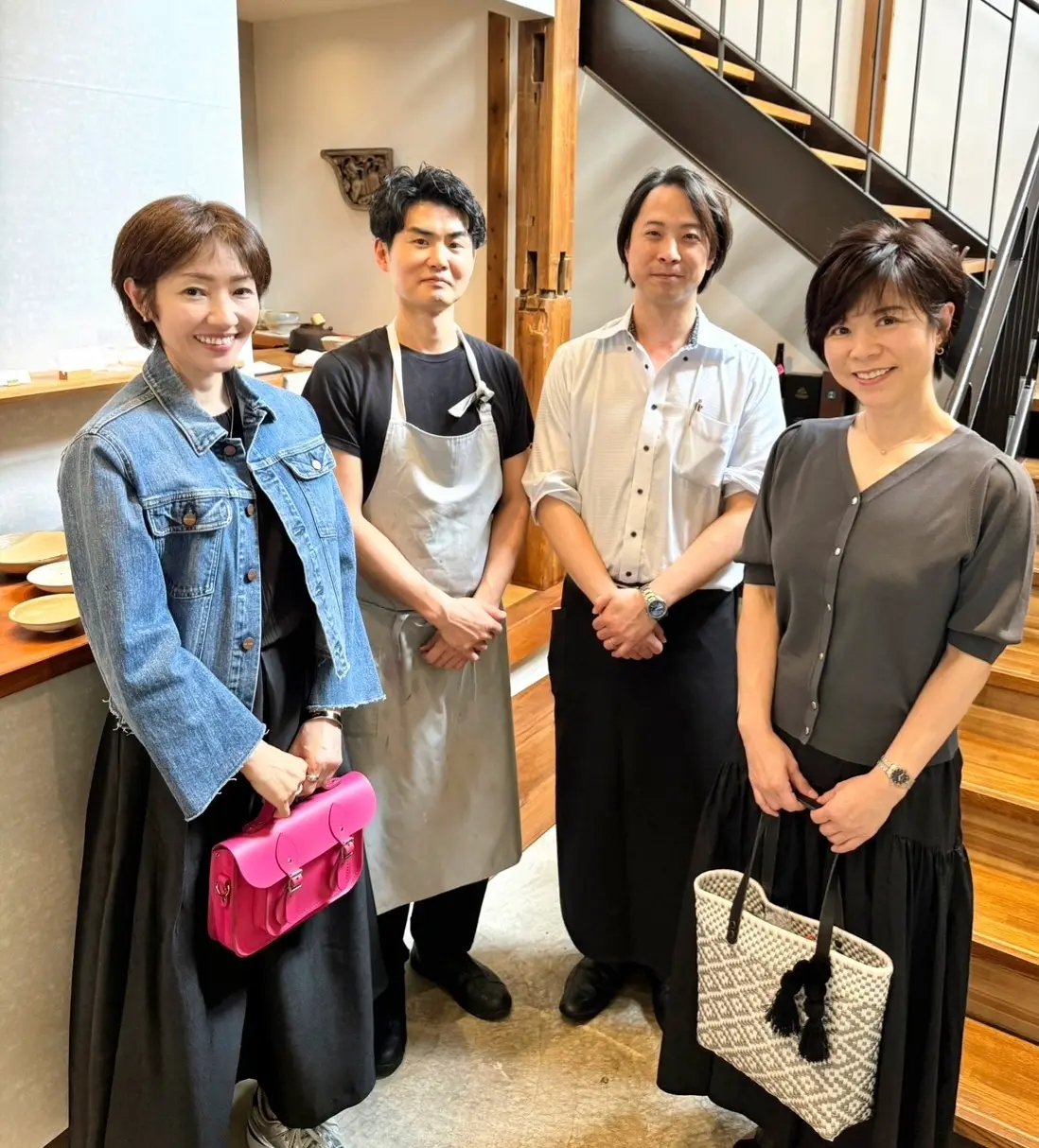 左から2番目シェフの小坂さんと、お隣はマネージャーの岩崎さん。