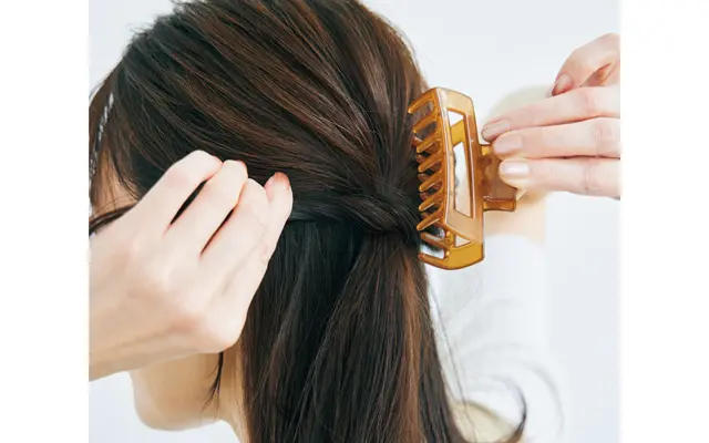 1のハーフアップと、2のねじり毛束をヘアクリップで一緒にとめ、ラフな雰囲気に。