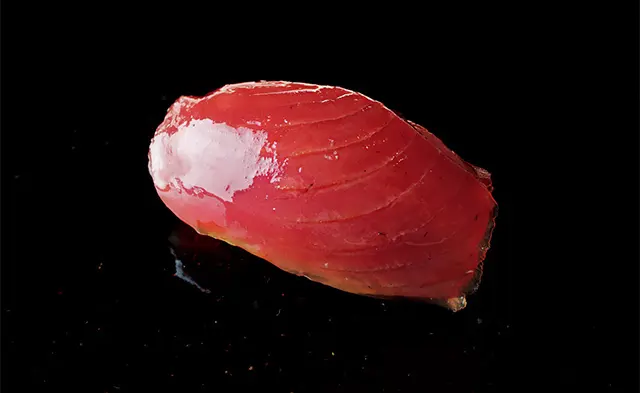 とろける食感のカツオ。薄く切って3枚重ねている