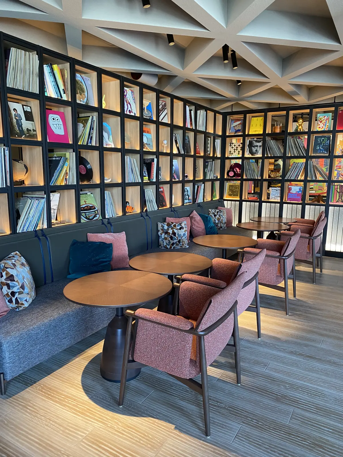 まるでブラックコーデ三姉妹？の画像_4