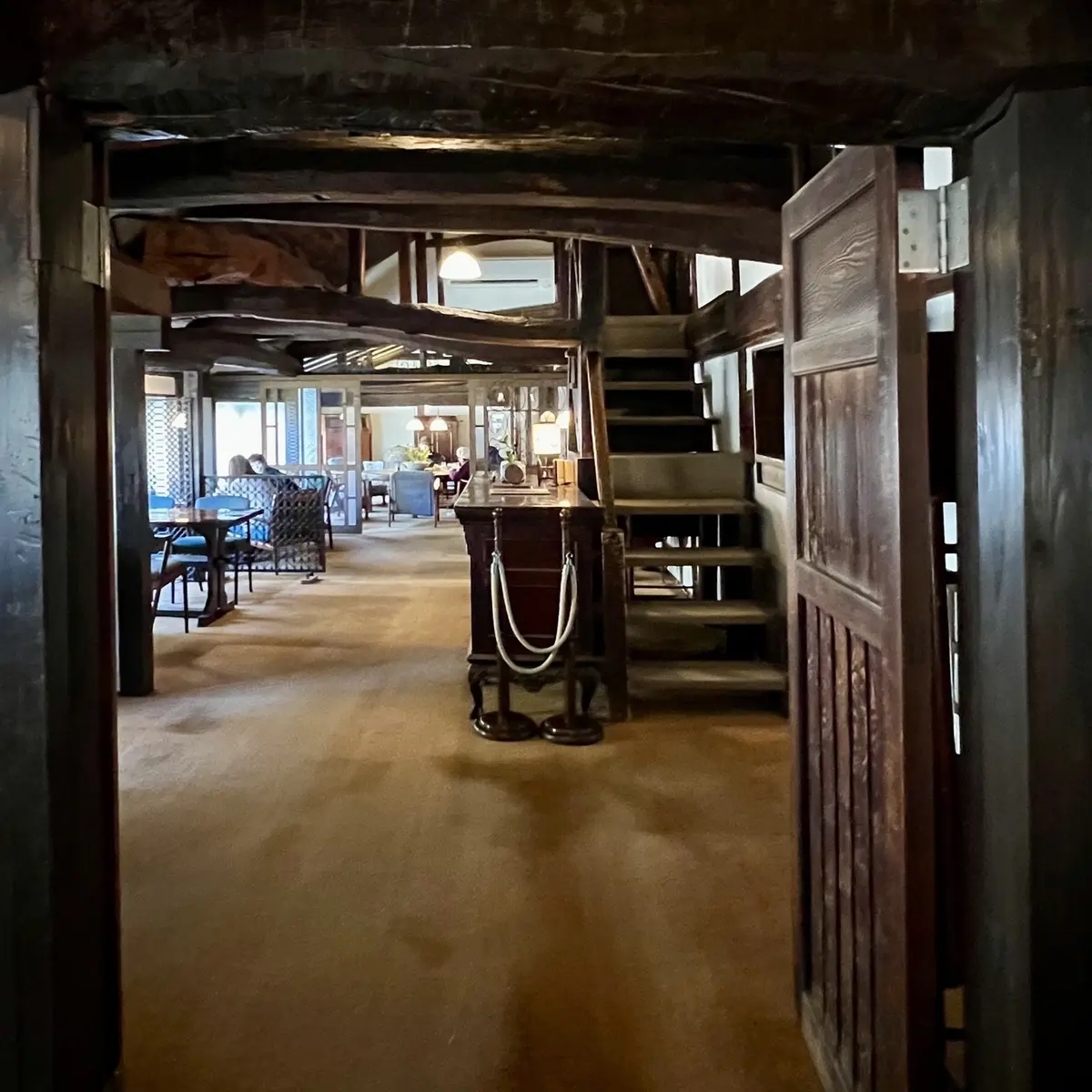 由布院「亀の井別荘」敷地内にあるカフェ「茶房 天井棧敷」店内入り口