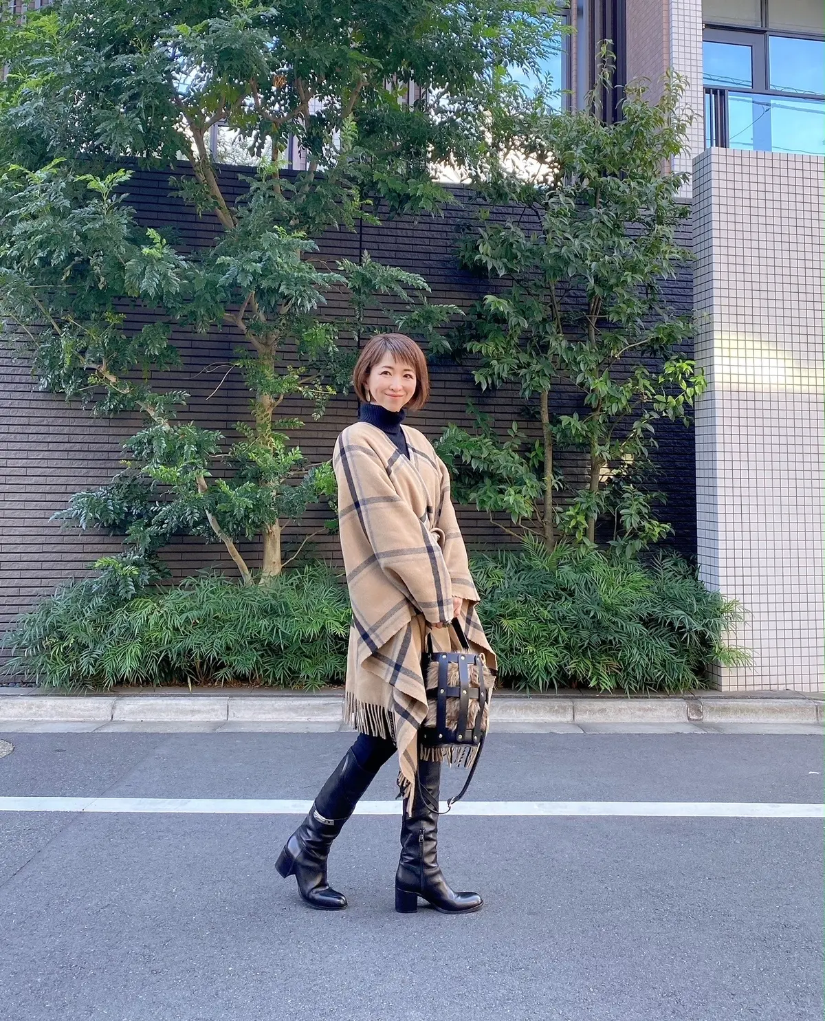 チェック柄マントでリラックススタイルの画像_1