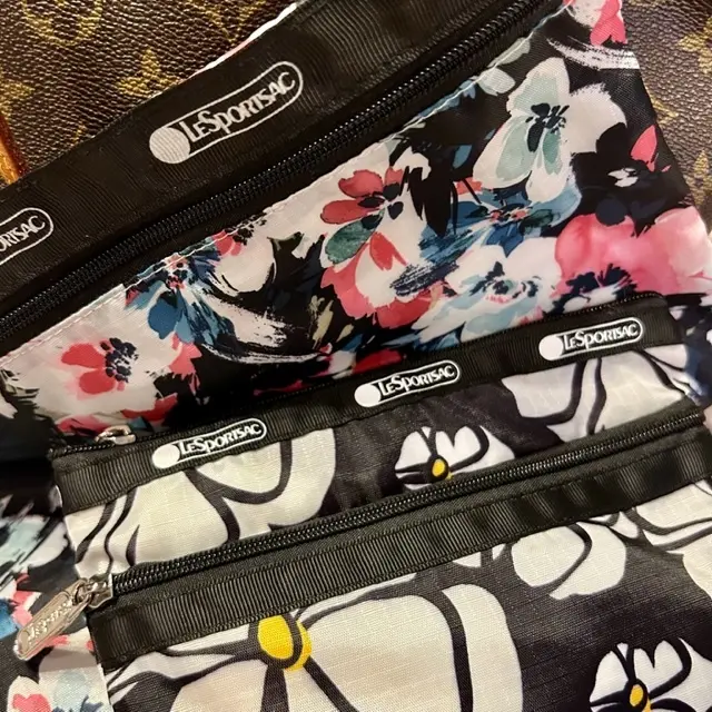 エクラ4月号の付録のポーチ