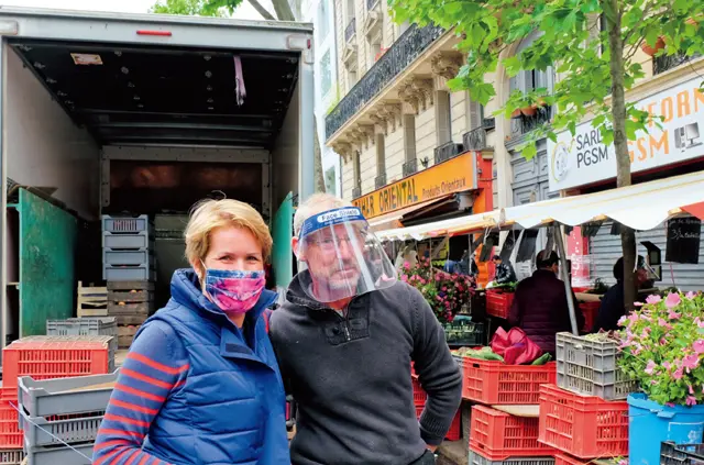 ❷イル・ド・フランスのイブリー県で野菜を生産するジャン＝ミシェルさんと。