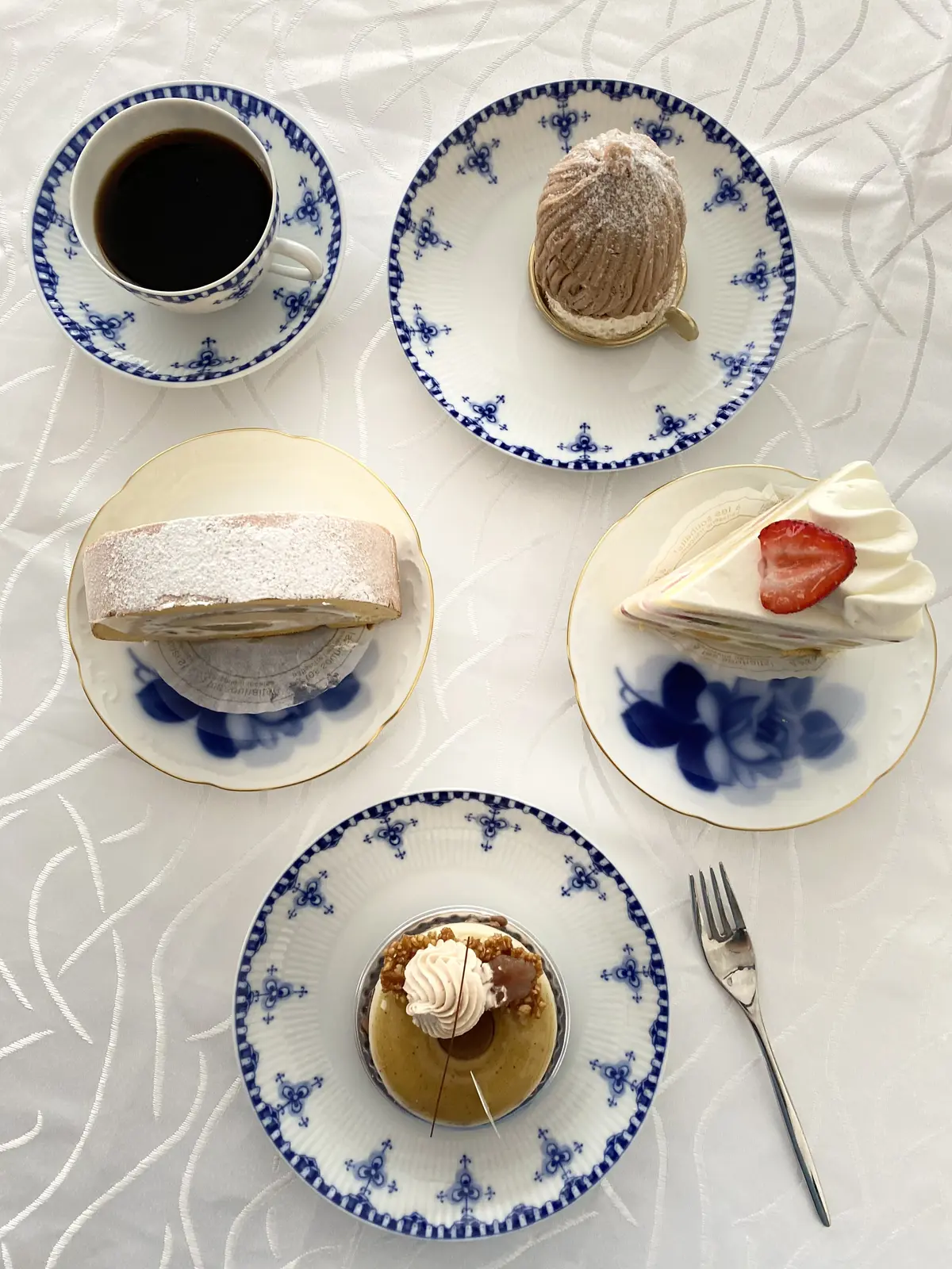 吉祥寺の有名パティスリー「アテスウェイ」の秋限定モンブランと栗スイーツの盛り合わせ。モンブラン、栗のムース、栗のロールケーキ、季節のショートケーキを一度に楽しめる人気スイーツ。東京・吉祥寺で話題のご褒美ケーキ2025年秋最新。