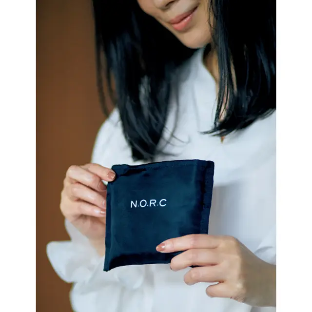 エクラ2021年4月号の付録のノーク×エクラ黒ショッパーBAG　コンパクトに持ち歩ける