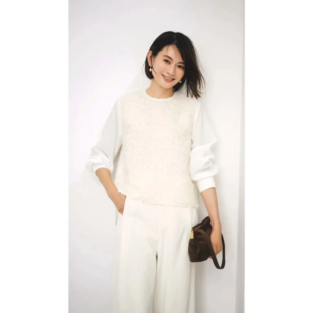 質感の異なる素材をミックスし、秋のホワイトコーデは表情豊かに着こなして