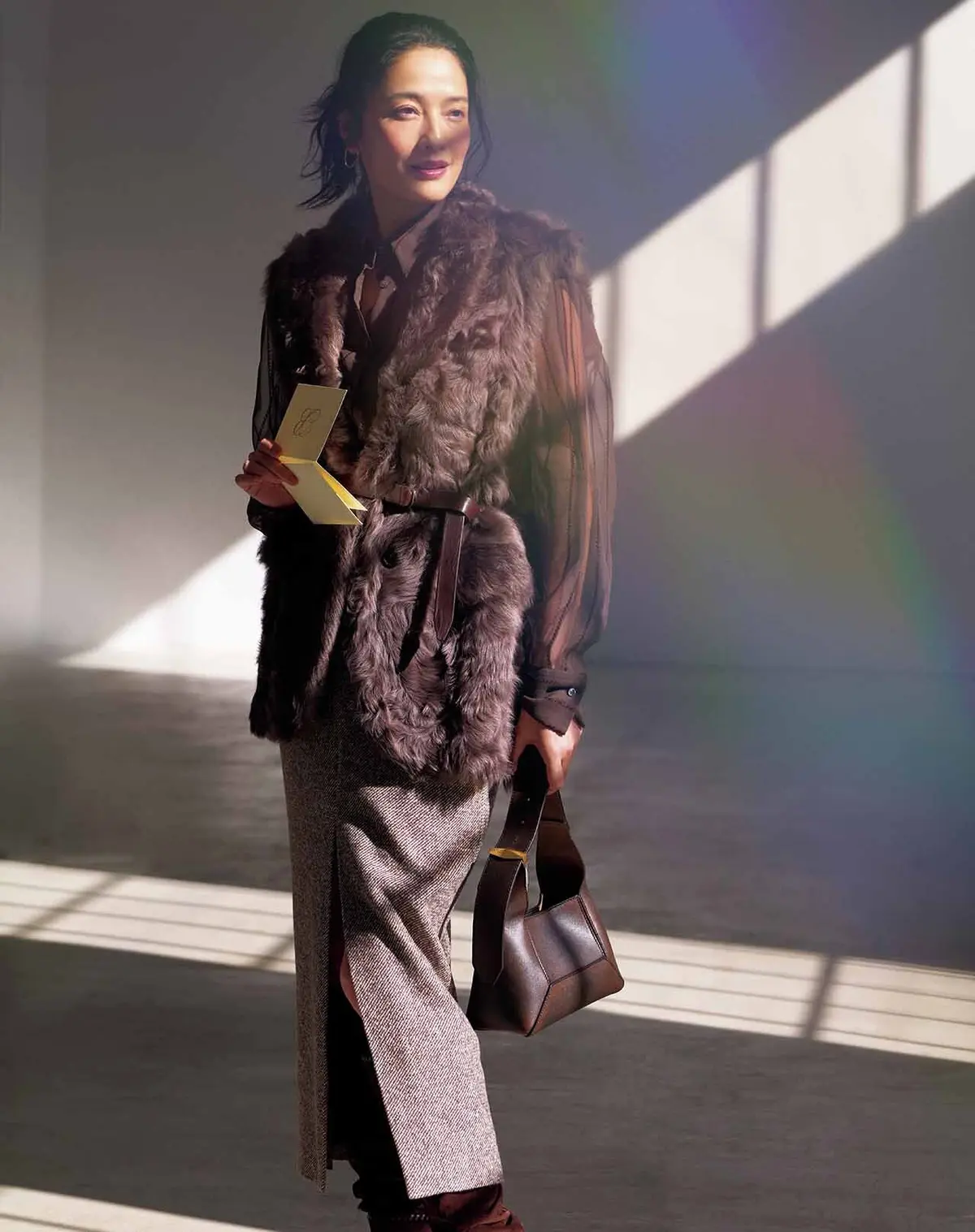 最愛の仲間と集うクリスマスディナー。 リュクスな素材をブラウンでまとめ、 心地よく流れる時間を楽しむ