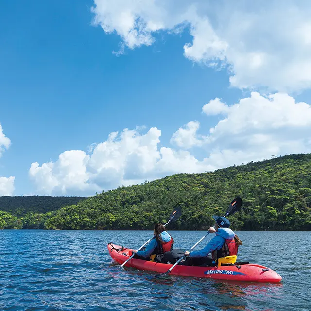 どちらのプログラムも、カヤックで漕ぎ出す