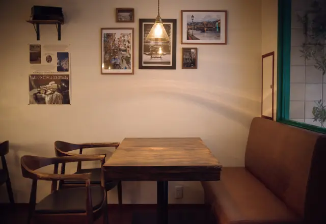 テーブルは自分たちの手で塗装