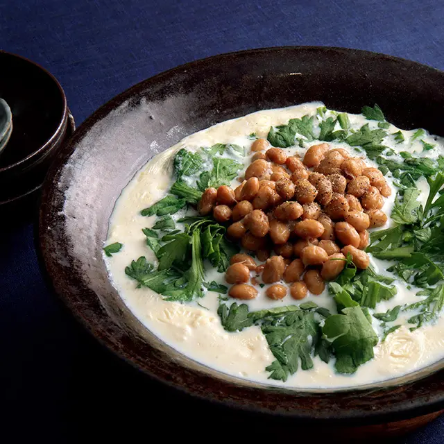 料理家ウー・ウェンさんの納豆と春菊の豆乳鍋レシピ