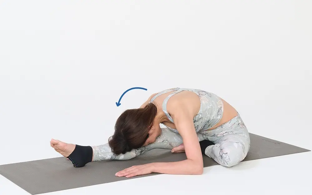 OurAge×Webエクラ　②次に、息を吸って、吐きながら上体を前に倒し、脱力して3〜5呼吸。上体は倒せるところまで倒せばOK。①②を2回。終わったら、左右の脚を入れ替えて同様に。