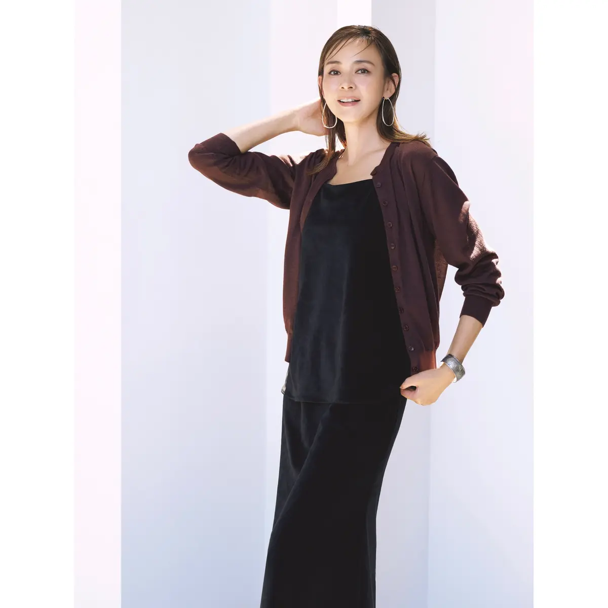 ブラウンカーディガンに黒トップスとスカートのセットアップを合わせたコーディネート　モデル・SHIHO