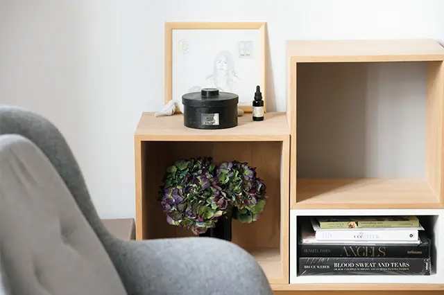 インテリアのコーナー にしっくり溶け込む大 人っぽい花飾り。