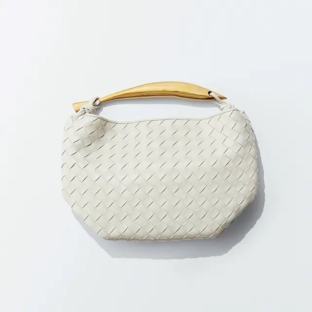 上質レザーの風合いを 白で味わう大人の贅沢