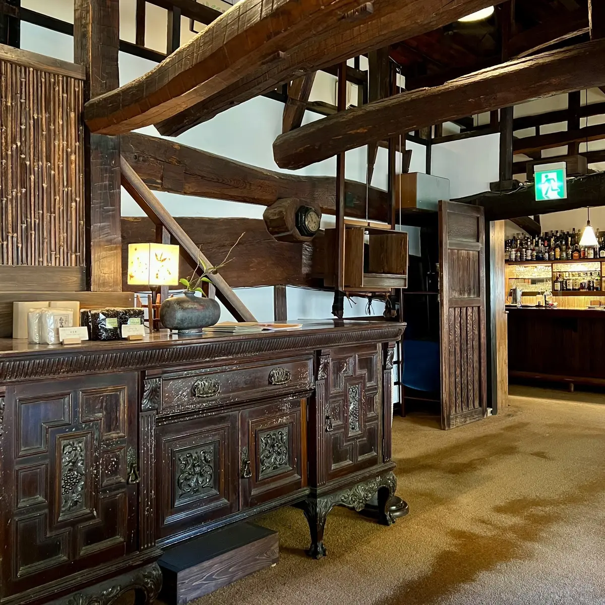 由布院「亀の井別荘」敷地内にあるカフェ「茶房 天井棧敷」調度品