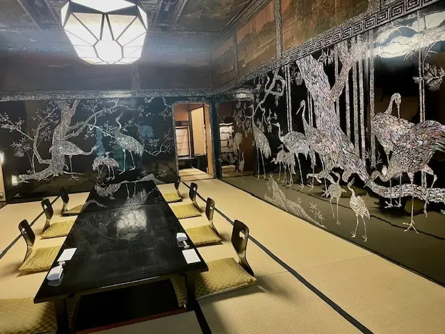 ショート丈ジャケットでホテル雅叙園の館内の画像_3