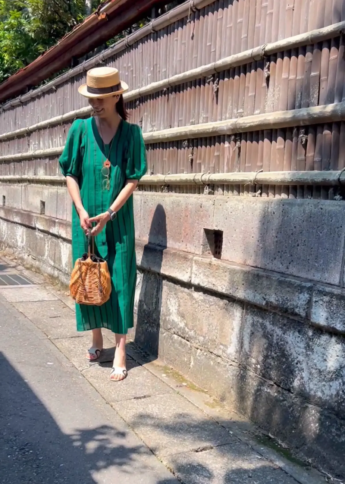 鎌倉散歩　グリーンワンピース　麦わら帽子　カゴバック