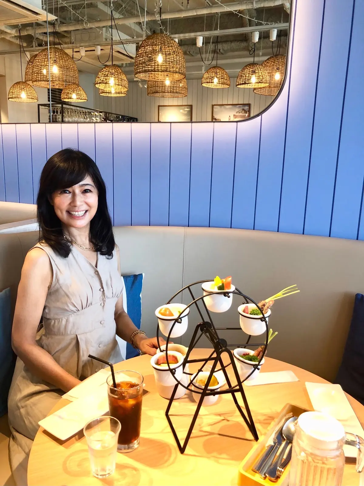 麻。ワンピース。ベージュ。NANO universe。ナノユニバース。ゴールド。ゴールドネックレス。24金。ジュエリー。ゴールドブレスレッド。ビーズブレスレット。横浜ハンマーヘッド。観覧車モチーフ。バーニャカウダ。ランチ。Pecorino Market＆Restaurant。ペコリーノ マーケット＆レストラン。ソファー席。店内。ゆったりシート。美味しい。楽しい。可愛い。