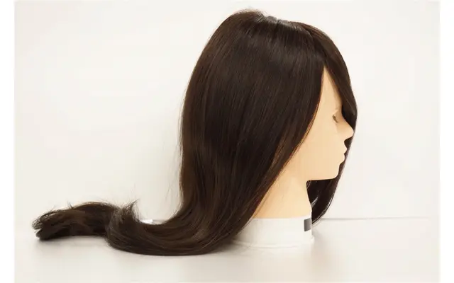 協力企業アデランス・タイ社の工場に送られてウィッグが作られる。