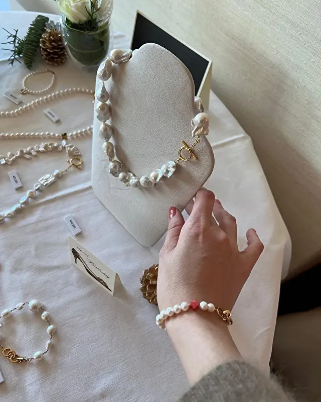 長女には赤い貝がポイントのブレスレットをプレゼント