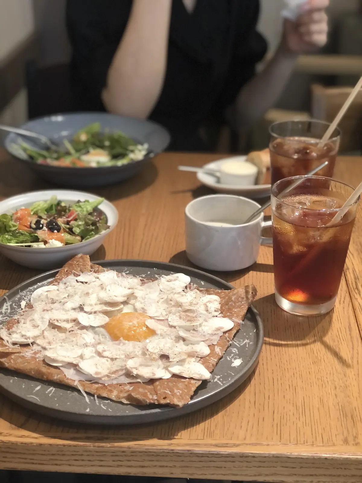 ガレット。トリュフ。マッシュルーム。ハム。玉子。半熟卵。サーモンサラダ。サラダボウル。ランチ。恵比寿。ごぼう。ポタージュ。アイスティー。The Latria Table HEARTH。 ハース。恵比寿。ハース恵比寿店。