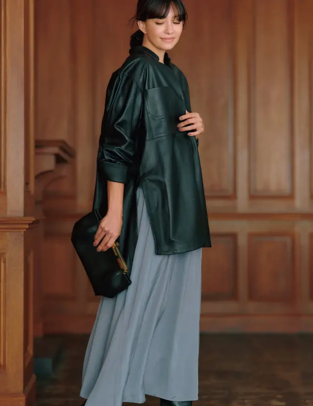 リアルレザーブラウスコーデのRINA