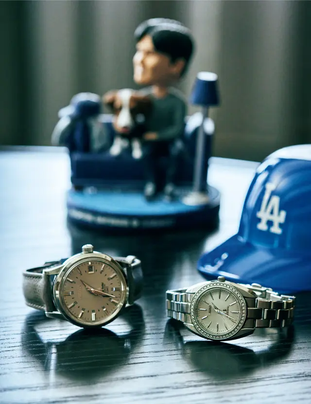 大谷翔平選手も愛用の「グランドセイコー」。庭崎さんはレディスの企画を担当。「シンプルに見えて、文字盤にも針にも複雑なカットが施されているので、視認性と輝きがあるんです」。実は大谷選手は庭崎さんの＂推し＂。デスクまわりにはグッズスペースが