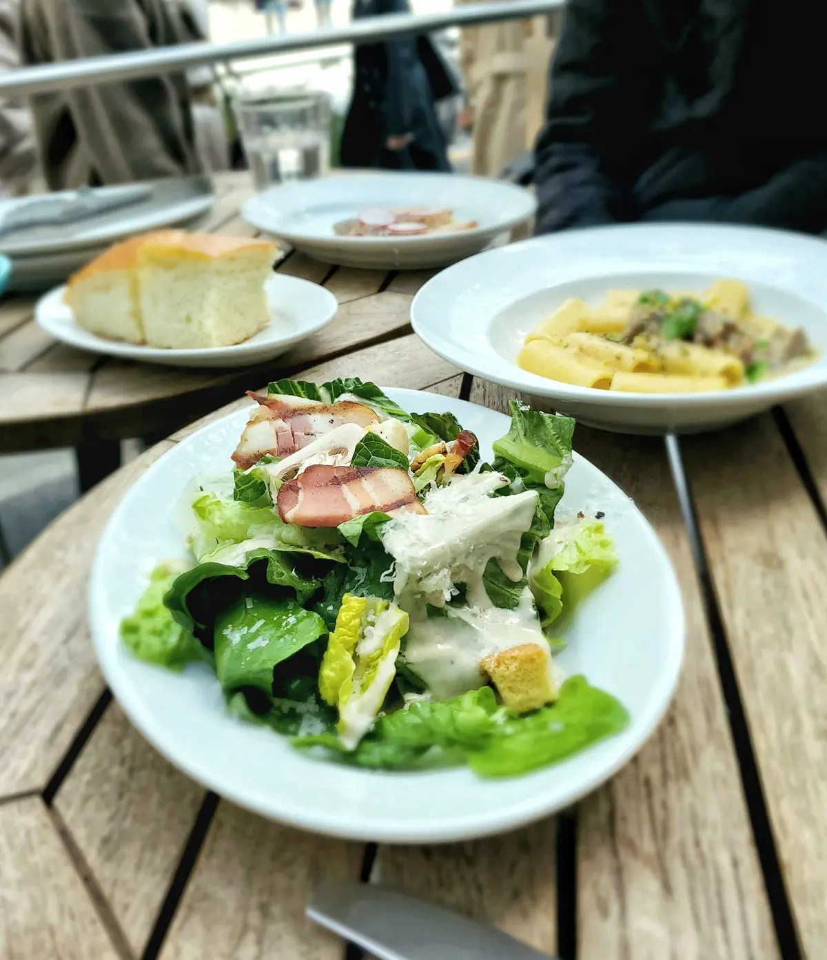 シーザーサラダとフォカッチャとショートパスタ