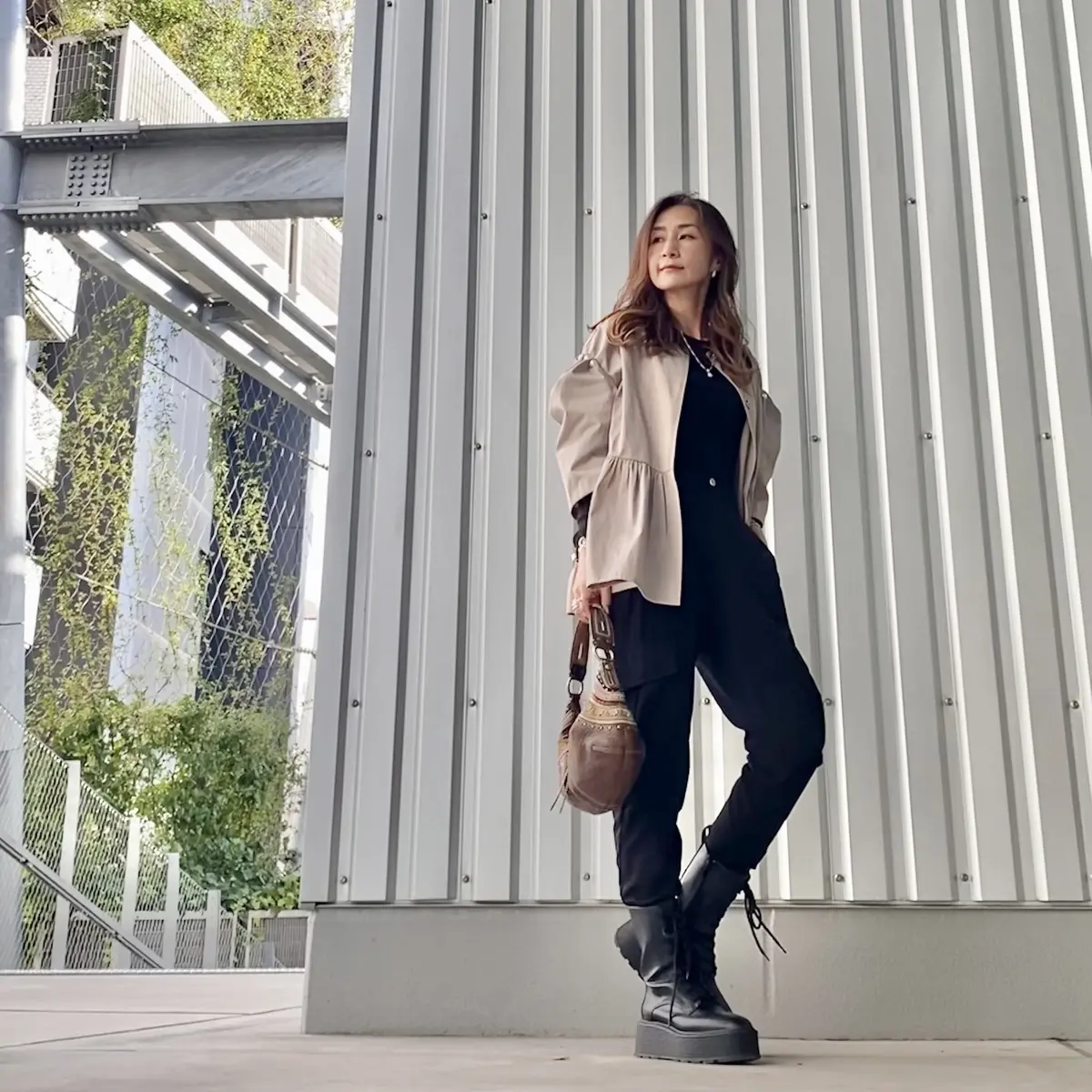 ゴツ目のブーツと合わせて甘辛コーデに