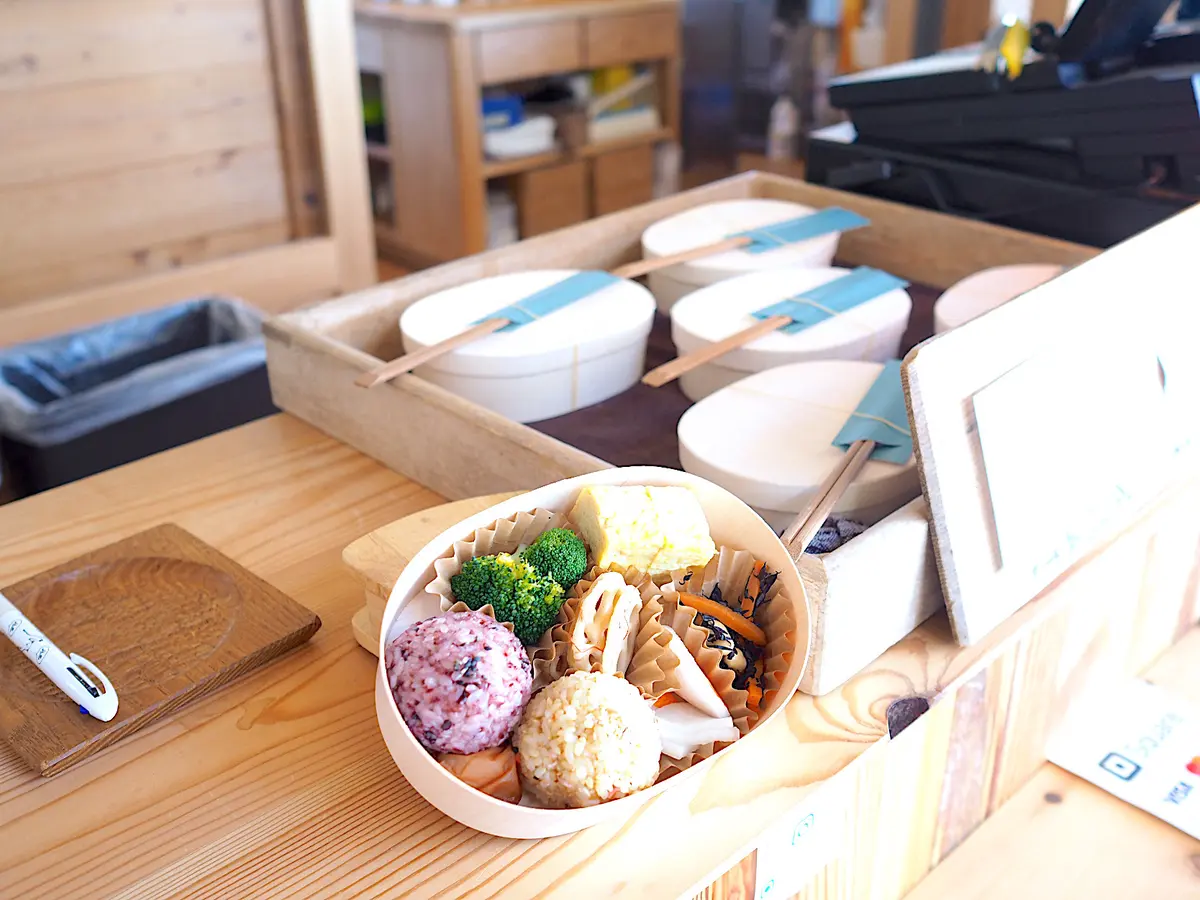 冬青（そよご）珈琲店のおにぎりランチのお弁当