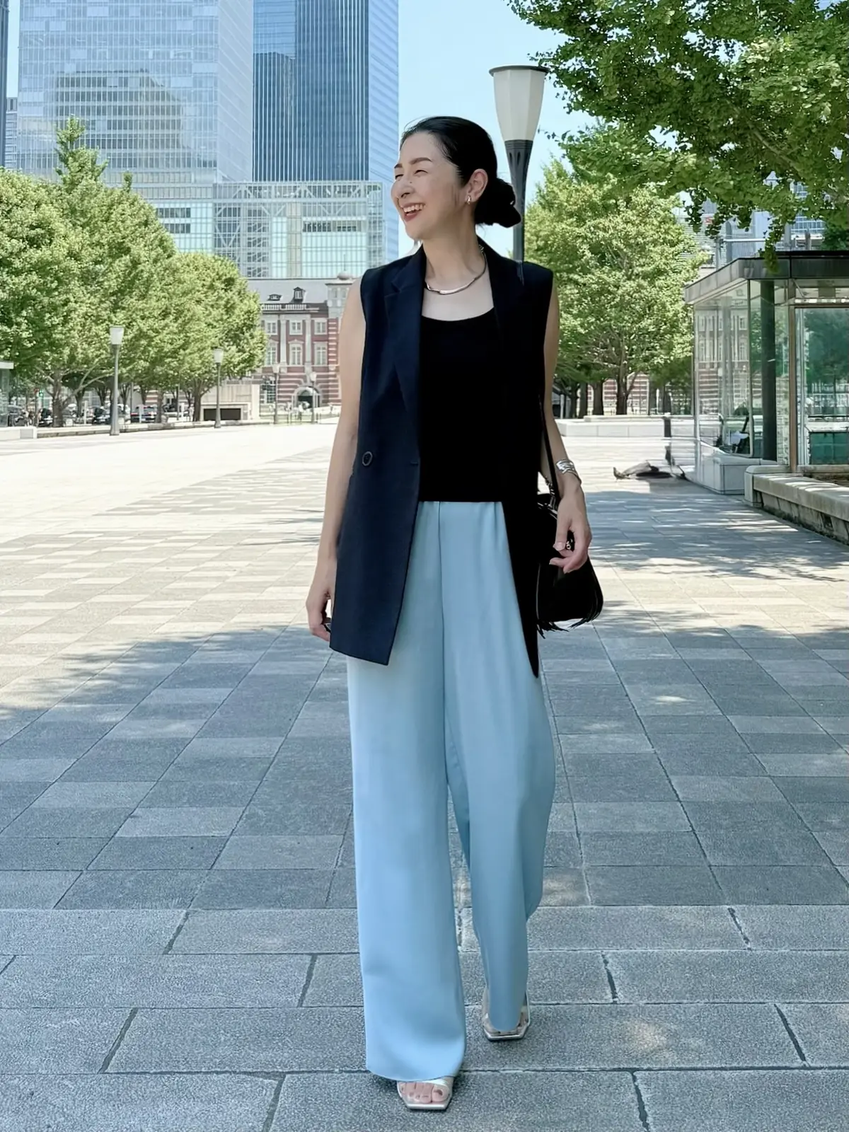 GU 黒ジレ　ユニクロブラトップ　ライトブルーのパンツ　シルバーのサンダル　アラフィフ　50代　ジレコーデ