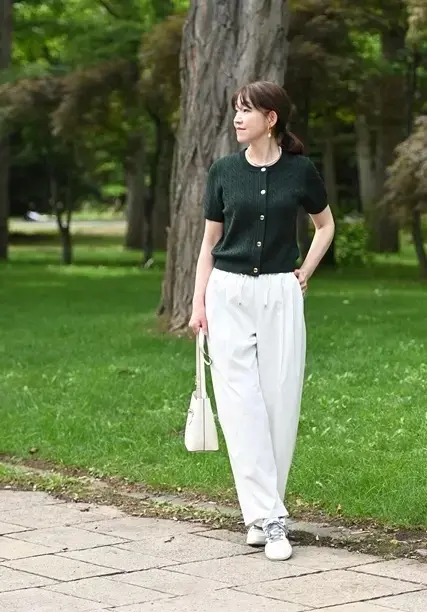 GU カーディガンと白パンツ