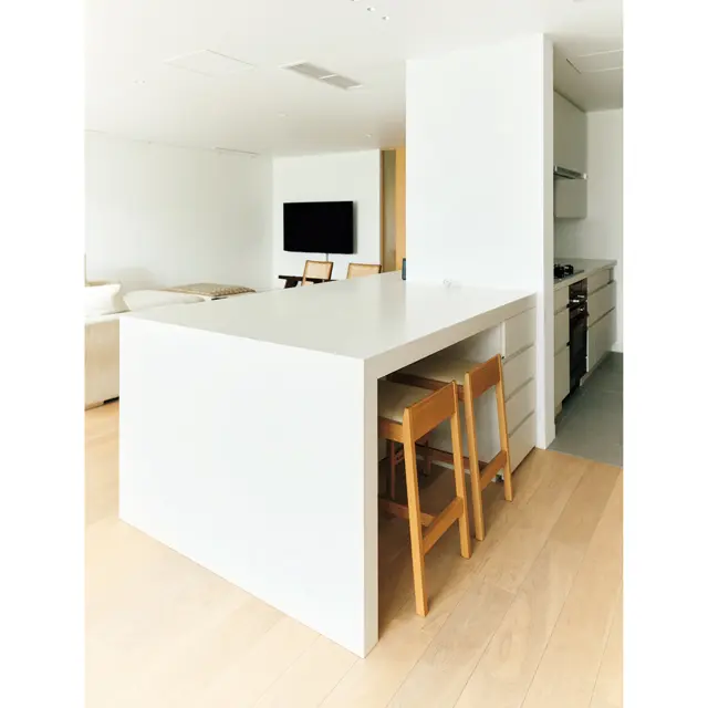 カウンタートップやテーブルのサイドとトップは白系のシーザーストーンに。キッチンはZIQUTOが製作した