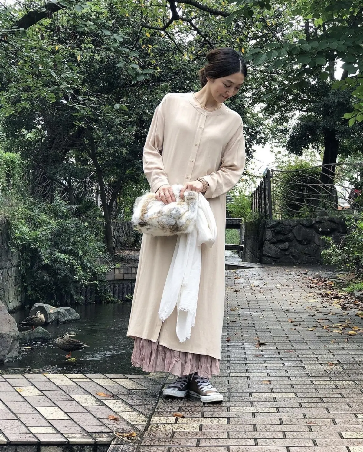 濃ベージュ刺繍ワンピで、ひびのこづえ展の画像_6