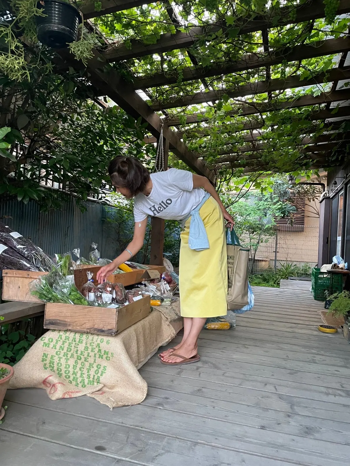 KAMOSUで買い物をするエディター松井陽子さん