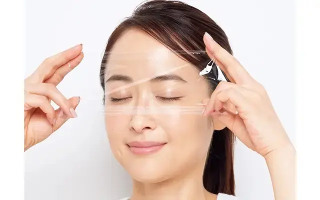 1.アイケアコスメを塗りラップをはる