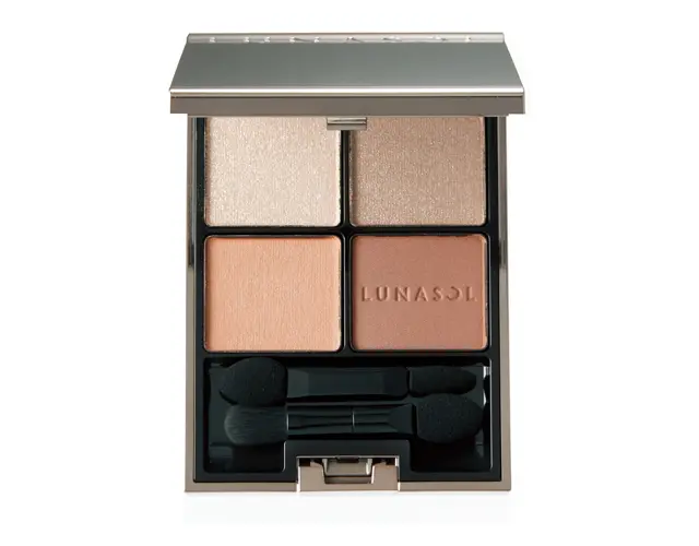 ルナソル アイカラーレーション18（3月17日発売）¥6,8 20／カネボウ化粧品　