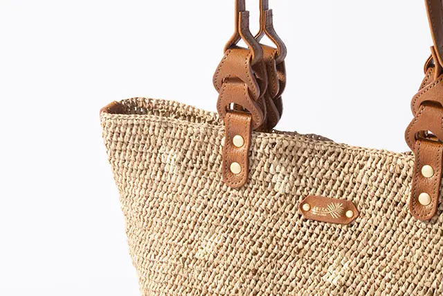 レザーリングをアレンジしたハンドルが高級感をプラス